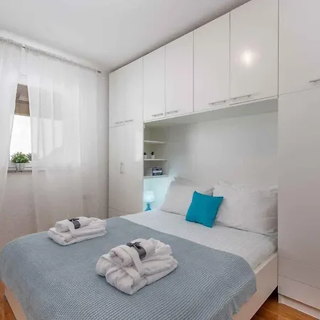 Apartment In Dramalj 5715